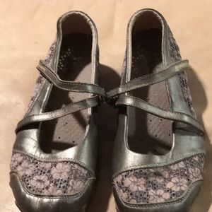 Skechers khaki colored Vintage Mary Janes Size 7